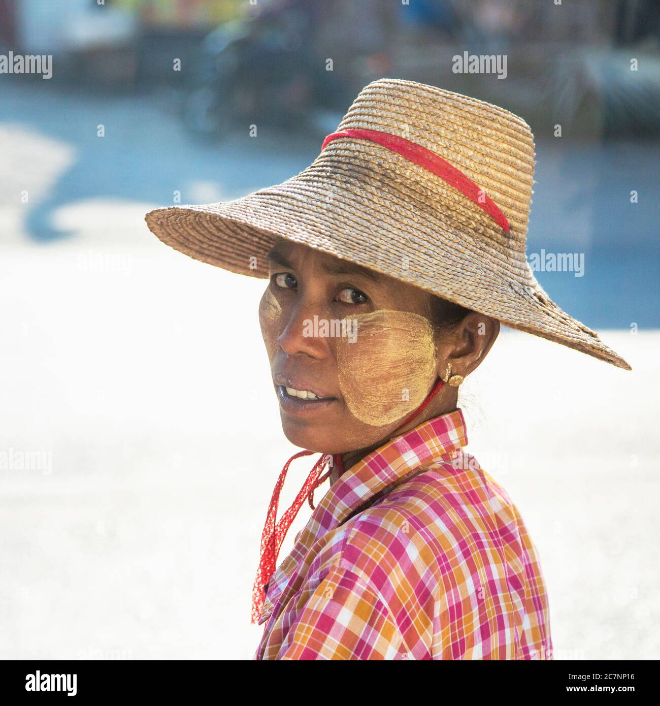 Eine burmesische Frau mit Thanaka-Gesichtsfarbe in Mandalay, Myanmar Stockfoto