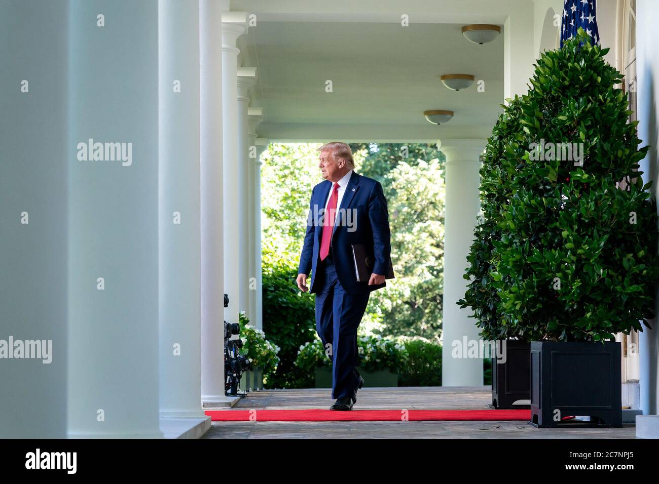 Washington, Vereinigte Staaten Von Amerika. Juli 2020. Präsident Donald J. Trump verlässt das Oval Office des Weißen Hauses und geht am Dienstag, den 14. Juli 2020, auf dem Weg zu einer Pressekonferenz im Rosengarten entlang der Kolonnade. Personen: Präsident Donald Trump Kredit: Storms Media Group/Alamy Live News Stockfoto