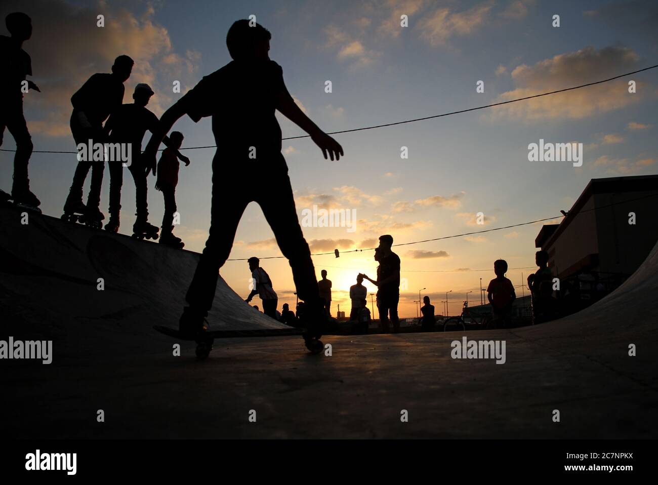 Peking, China. Juli 2020. Ein palästinensischer Junge reitet auf einem Skateboard in der Nähe eines Hafens in Gaza City, 17. Juli 2020. Kredit: Rizek Abdeljawad/Xinhua/Alamy Live Nachrichten Stockfoto