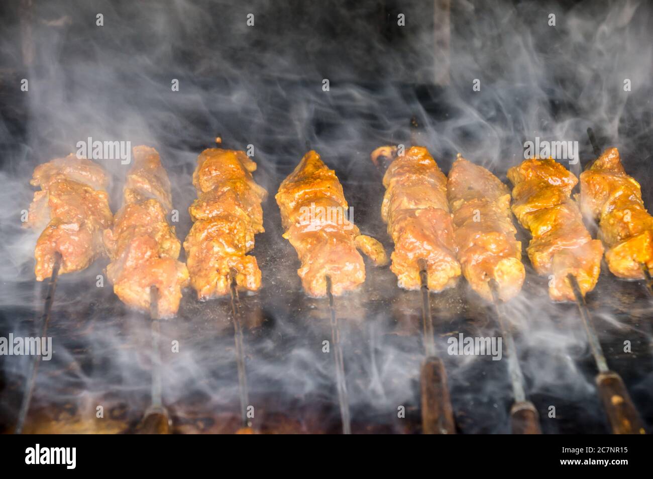 High-Angle-Aufnahme von köstlichen Grills mit Rauch oben Stockfoto