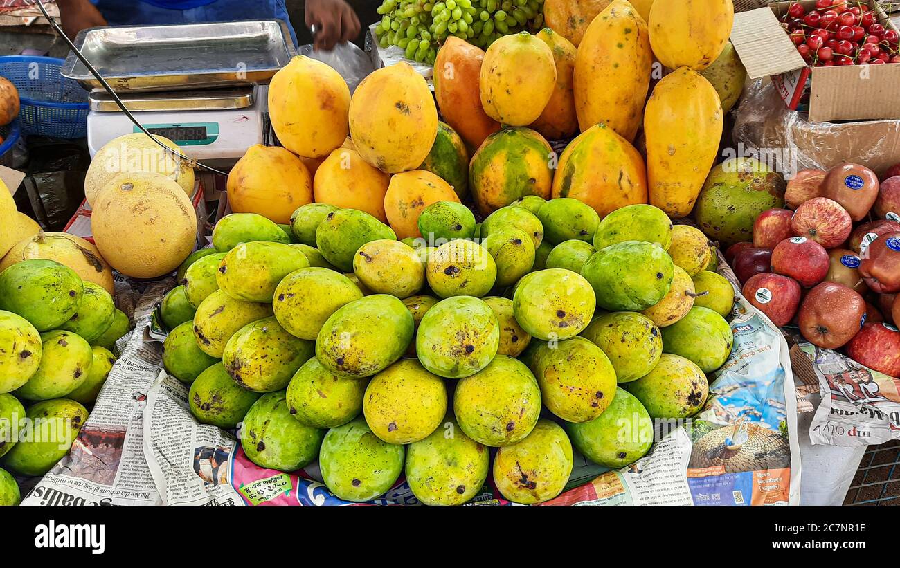 Reife Mangos mit frischen Äpfeln und Papaya zum Verkauf Ein lokaler Obstladen in Kalkutta Indien Stockfoto