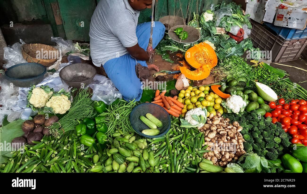 Frisches grünes Gemüse auf dem Display zum Verkauf mit Blick auf Der Ladenbesitzer in einem lokalen Markt in Kalkutta Indien Stockfoto