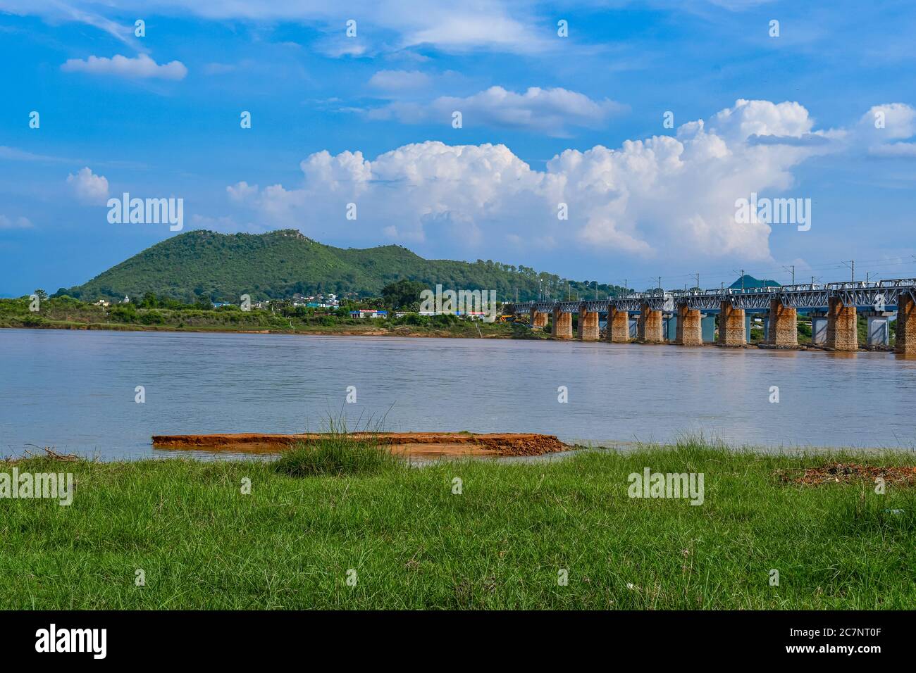 Kesinga, Kalahandi, Odisha, Indien. 26. Juni 2020. Indian Railways Brücke Über Den Tel River In Luthurband Mit Schöner Naturlandschaft. Stockfoto