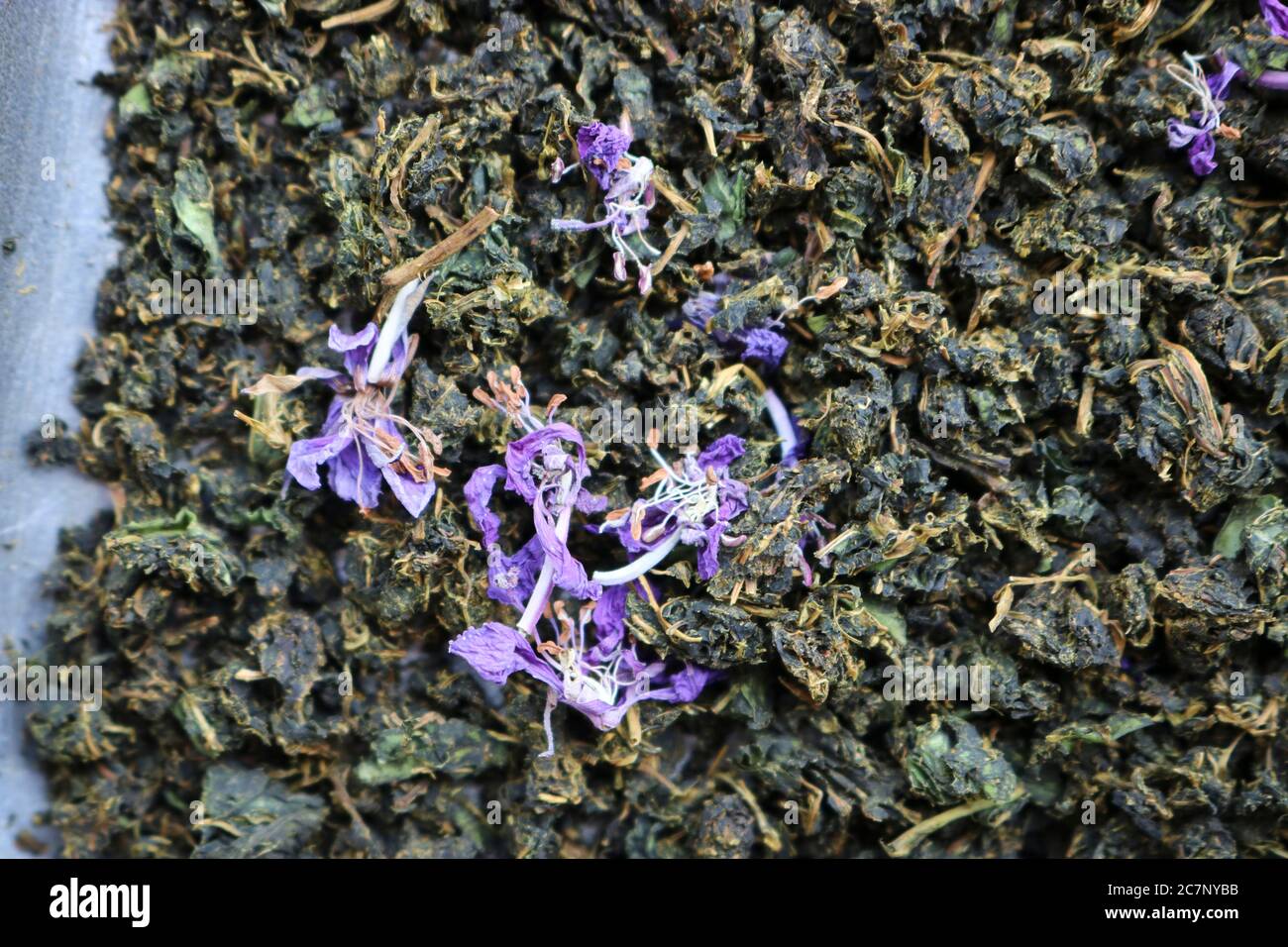 Trocken fermentierter Feuerweed Tee. Homogener Hintergrund. Teestextur. Stockfoto