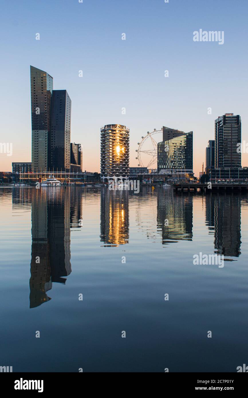 MELBOURNE, AUSTRALIEN - 25. August 2018: Morgenreflexionen in den Melbournes Docklands Stockfoto