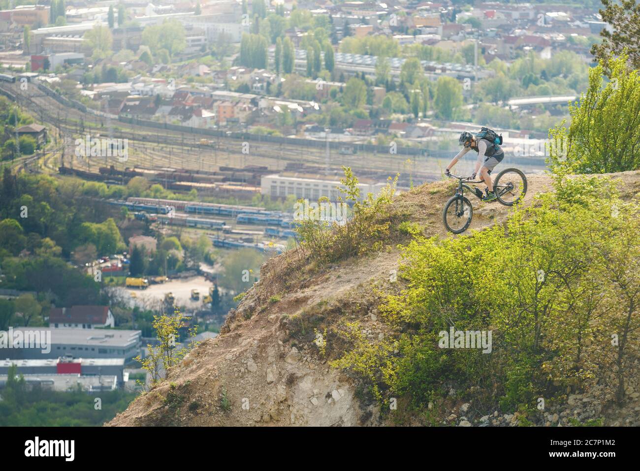 BRNO, TSCHECHISCHE REPUBLIK - 26. Apr 2020: Radfahrer mit einer Stoffmaske (wegen des obligatorischen Tragens des Gesichtsschutzes gegen Corona-Virus) auf einem Radfahrrad Stockfoto