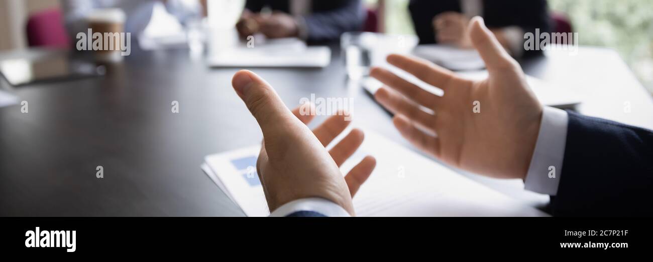 Projektleiter sticulieren Hände während des Gesprächs, Nahaufnahme Stockfoto