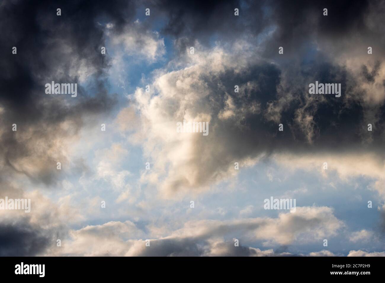 Ein Bruch in den Wolken zeigte die Mehrschicht des Sturms Stockfoto