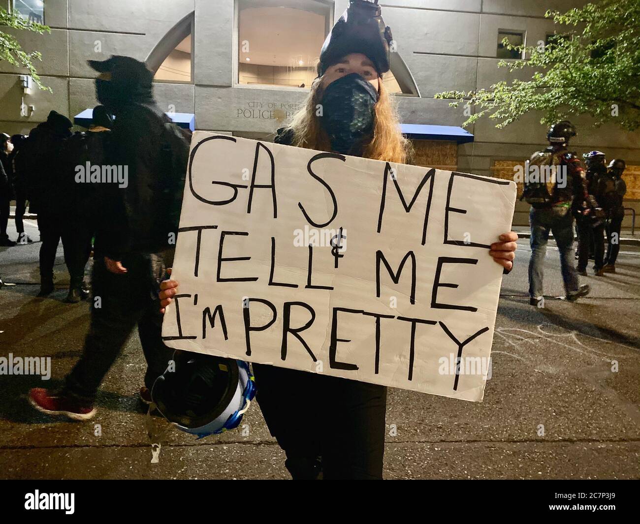 Portland, Oregon, USA. Juli 2020. Der Portland-Protestler hält vor dem Portland Police Department ein Schild "Gas me and tell me I'm pretty", um gegen die Brutalität der Polizei gegen schwarze Bürger zu protestieren. Quelle: Amy Katz/ZUMA Wire/Alamy Live News Stockfoto