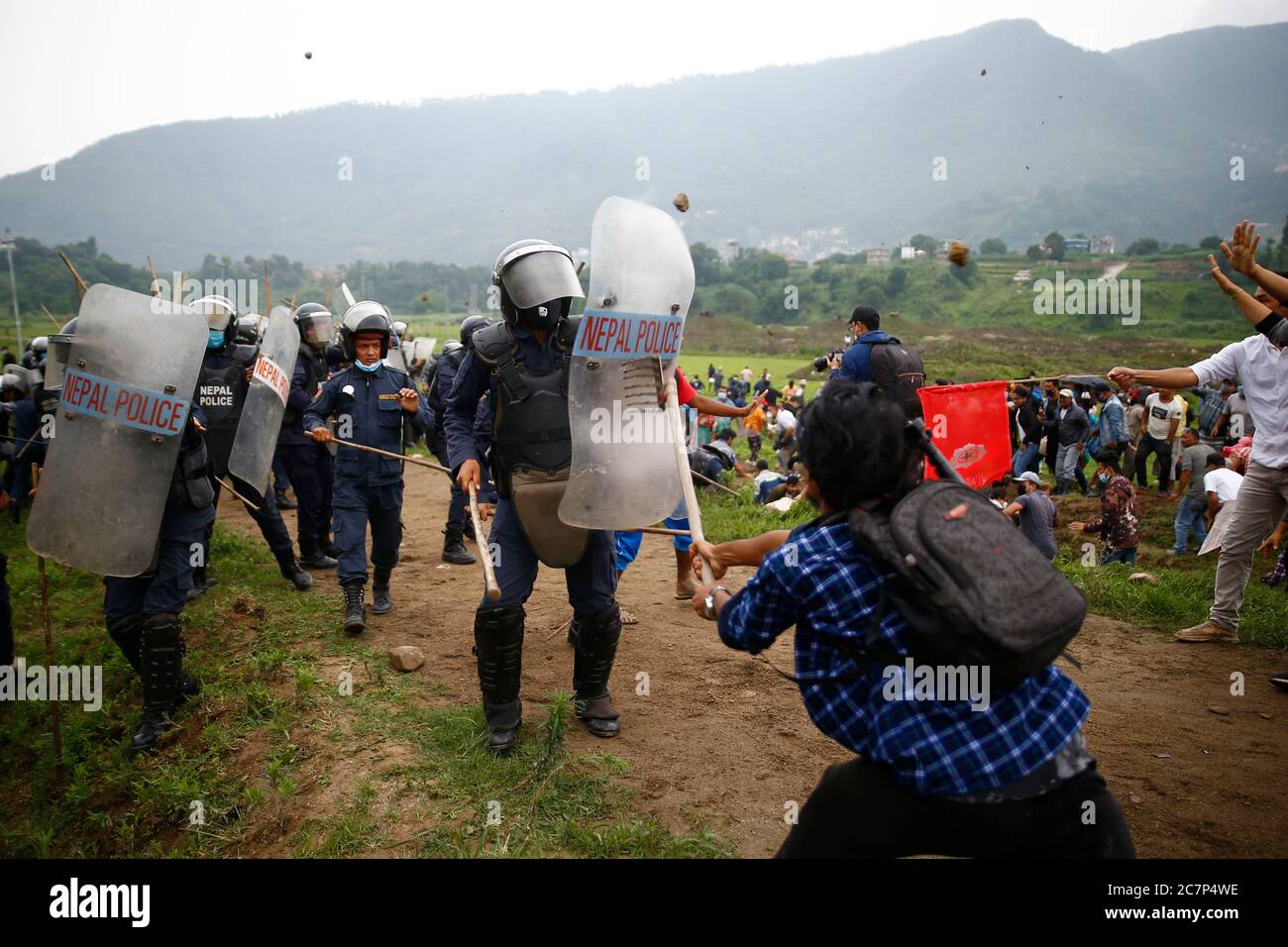 Lalitpur, Nepal. Juli 2020. Einheimische aus Kathmandu, Bhaktapur und Lalitpur treffen sich am Samstag, den 4. Juli 2020, bei einem Protest im Namen des 76.2 Kilometer langen Schnellstraßenprojekts, das von Khokana in Lalitpur in Khokana in Lalitpur, Nepal, startet. Die indigenen Newar-Gemeinden Khokana und Bungamati sind besorgt über den Schaden, den die Fast Track-Konstruktion ihrem Eigentum, Land und kulturellen Rechten zufügen könnte. Kredit: Skanda Gautam/ZUMA Wire/Alamy Live Nachrichten Stockfoto