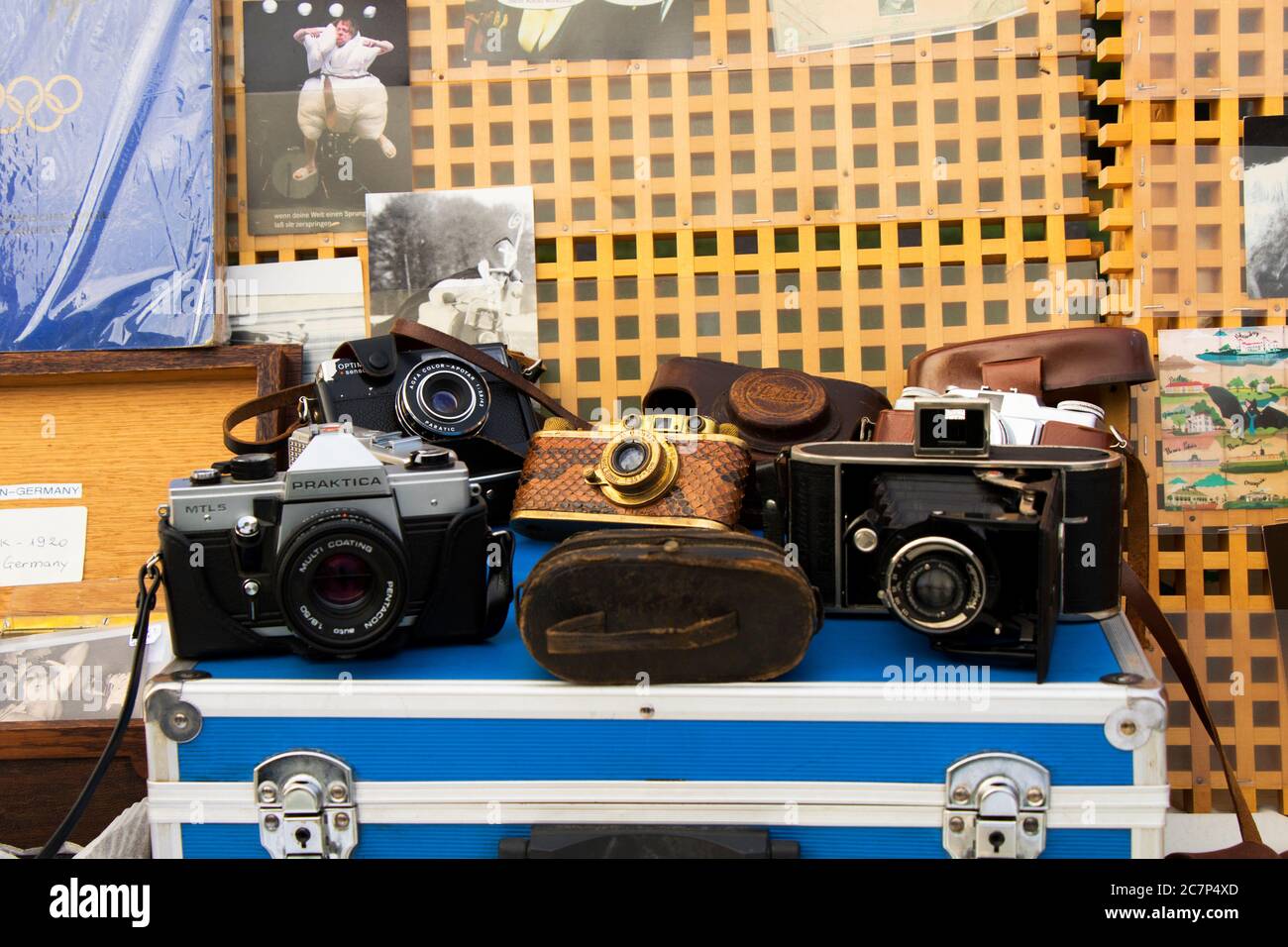 BERLIN, DEUTSCHLAND - 14. OKTOBER 2017: Open Air Shop auf der Straße, alte antike Kameras auf dem Flohmarkt. Stockfoto