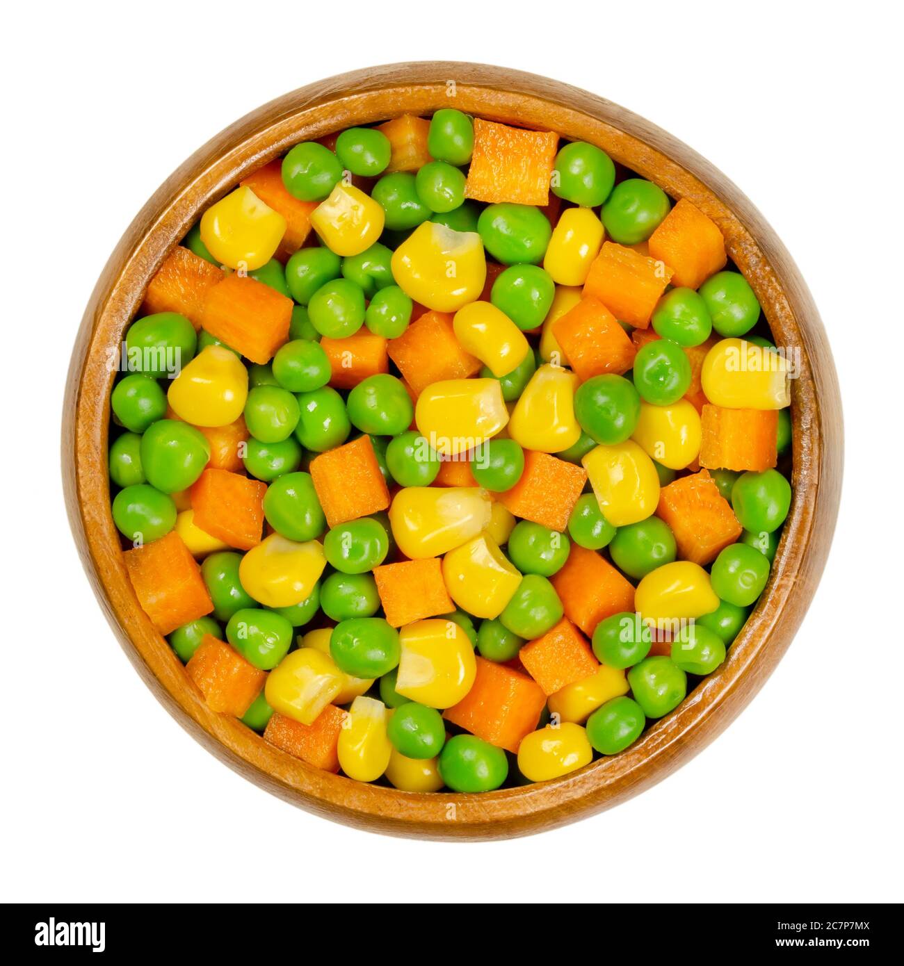 Grüne Erbsen, Mais- und Karottenwürfel in Holzschüssel. Gemischtes Gemüse. Erbsen mit Gemüsesais mit Karottenwürfeln gemischt. Stockfoto