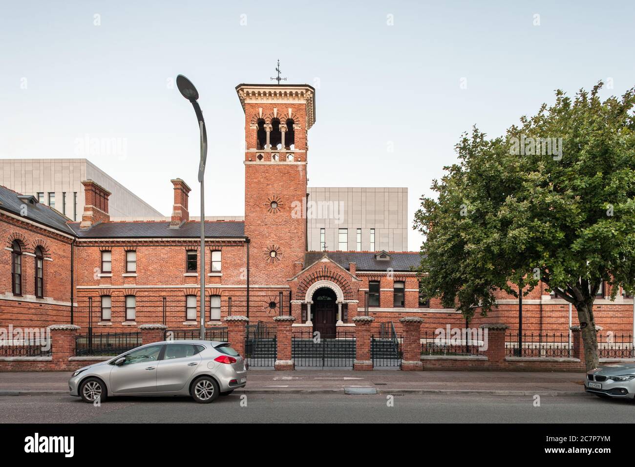 Cork City, Cork, Irland. Juli 2020. Anglesea Street Courthouse war ursprünglich eine Schule von 1865 bis 1990, als es geschlossen und das Gebäude wurde dann zu einem Gerichtsgebäude, das im Jahr 2018 abgeschlossen wurde umgewandelt. - Credit; David Creedon / Alamy Live News Stockfoto