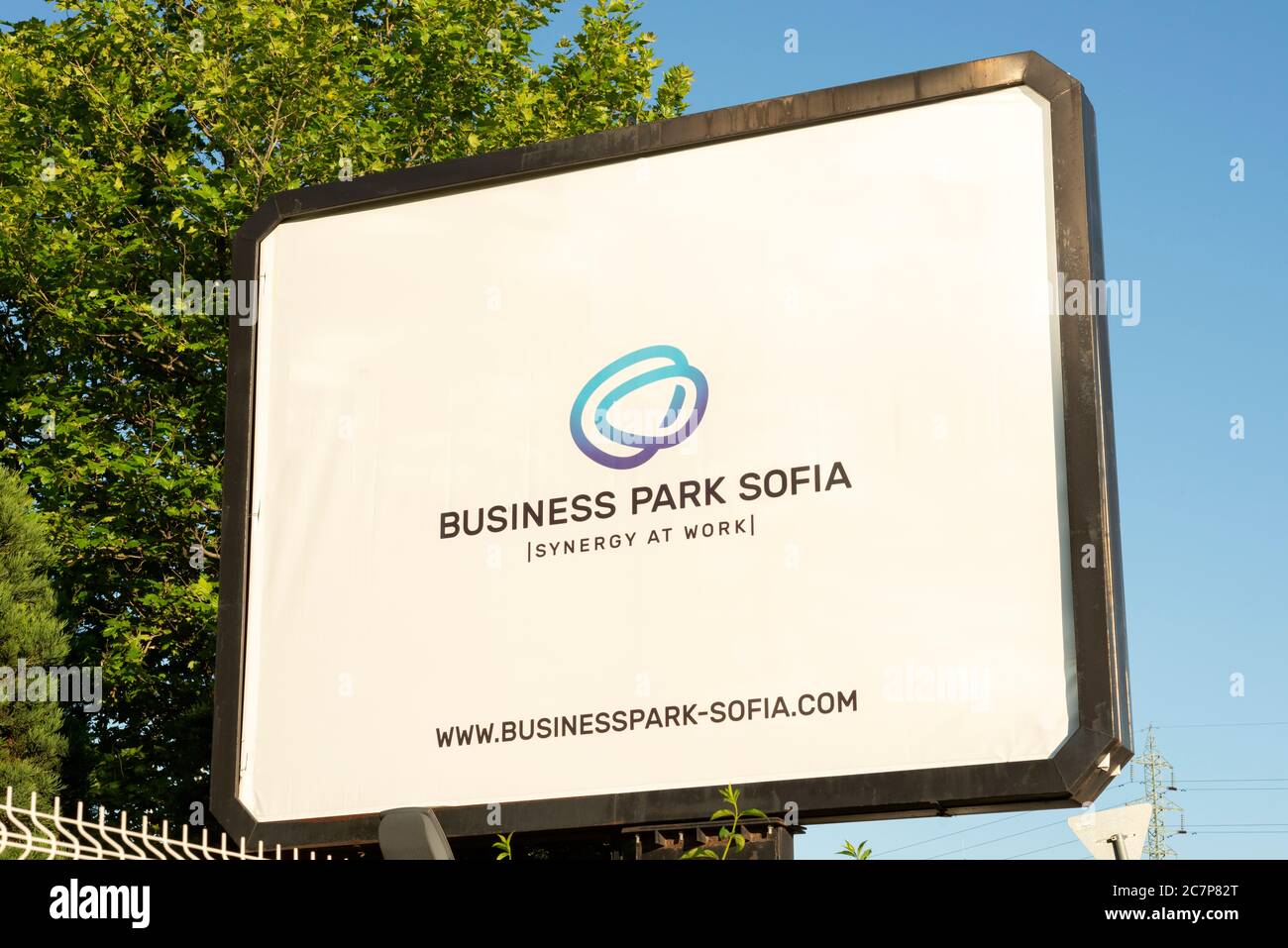 Reklametafel für den Business Park Sofia mit dem Motto Synergy at Work am Eingang der Anlage in Sofia Bulgarien, Osteuropa, Balkan, EU Stockfoto
