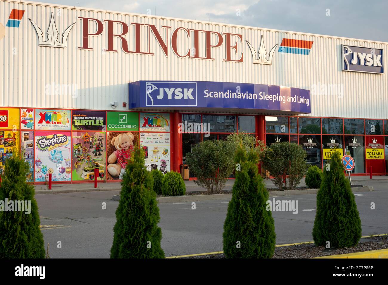 Principe-Logo und Jysk skandinavische Schlaf- und Wohnmöbel Ladenfront in Sofia Bulgarien, Osteuropa, Balkan, EU Stockfoto