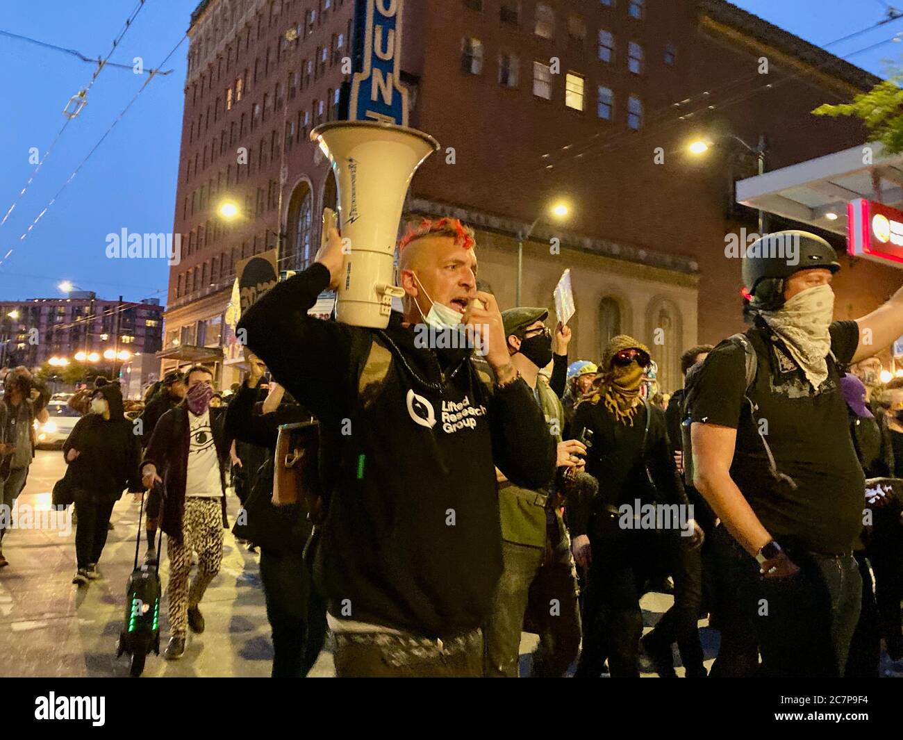 Seattle, Washington, USA. Juli 2020. Hunderte von Demonstranten marschierten am Abend des 4. Juli für Black Lives Matter, angeführt von den Black Femmes, aus DER CHOP/CHAZ Zone, Die vor kurzem von der Polizei von Seattle übernommen wurde, zum Westlake Center Park, wo sie eine Mahnwache für zwei Demonstranten hielten, die von einem Auto früh am Morgen getroffen wurden, während sie eine Kundgebung auf der Interstate 5 hielten. Quelle: Amy Katz/ZUMA Wire/Alamy Live News Stockfoto