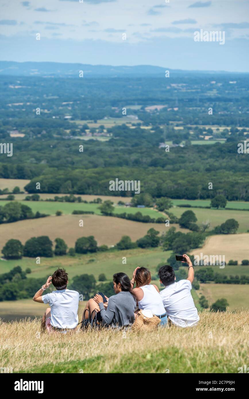 Brighton UK 18. Juli 2020: Genießen Sie den Blick über den Weald of Sussex vom Devil's Dyke, nahe Brighton. Stockfoto