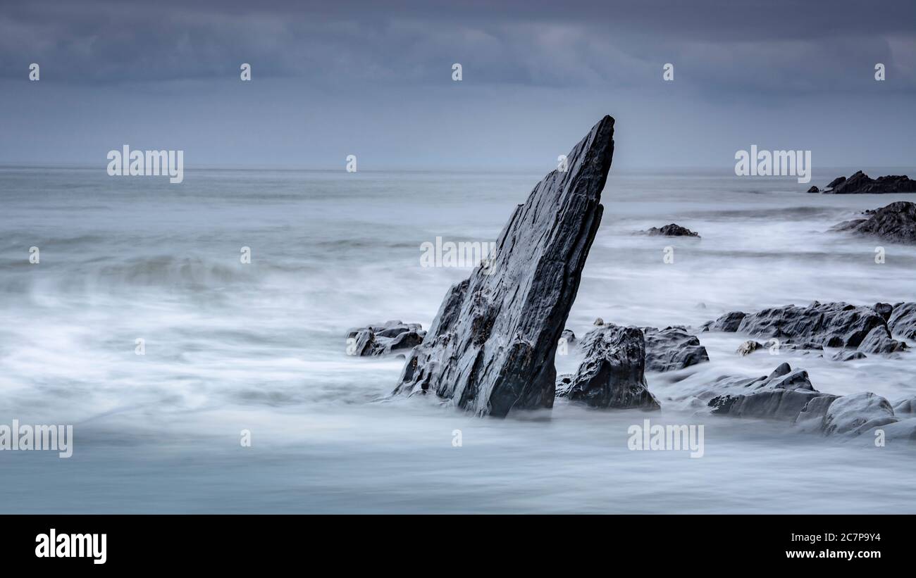 The Leaning Rock in Ayrmer Cove in South Devon Küste Stockfoto