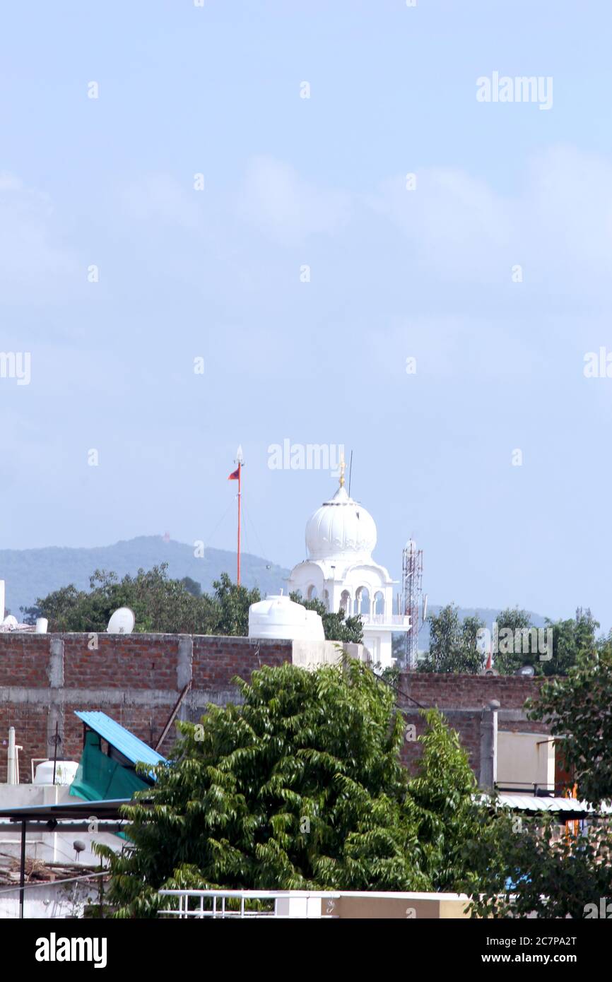 Gurudwara oder Tempel der Sikhs in der Stadt, indische Straße Hintergrund mit altem Haus und Natur in Indore, Indien-juli 2020 Stockfoto