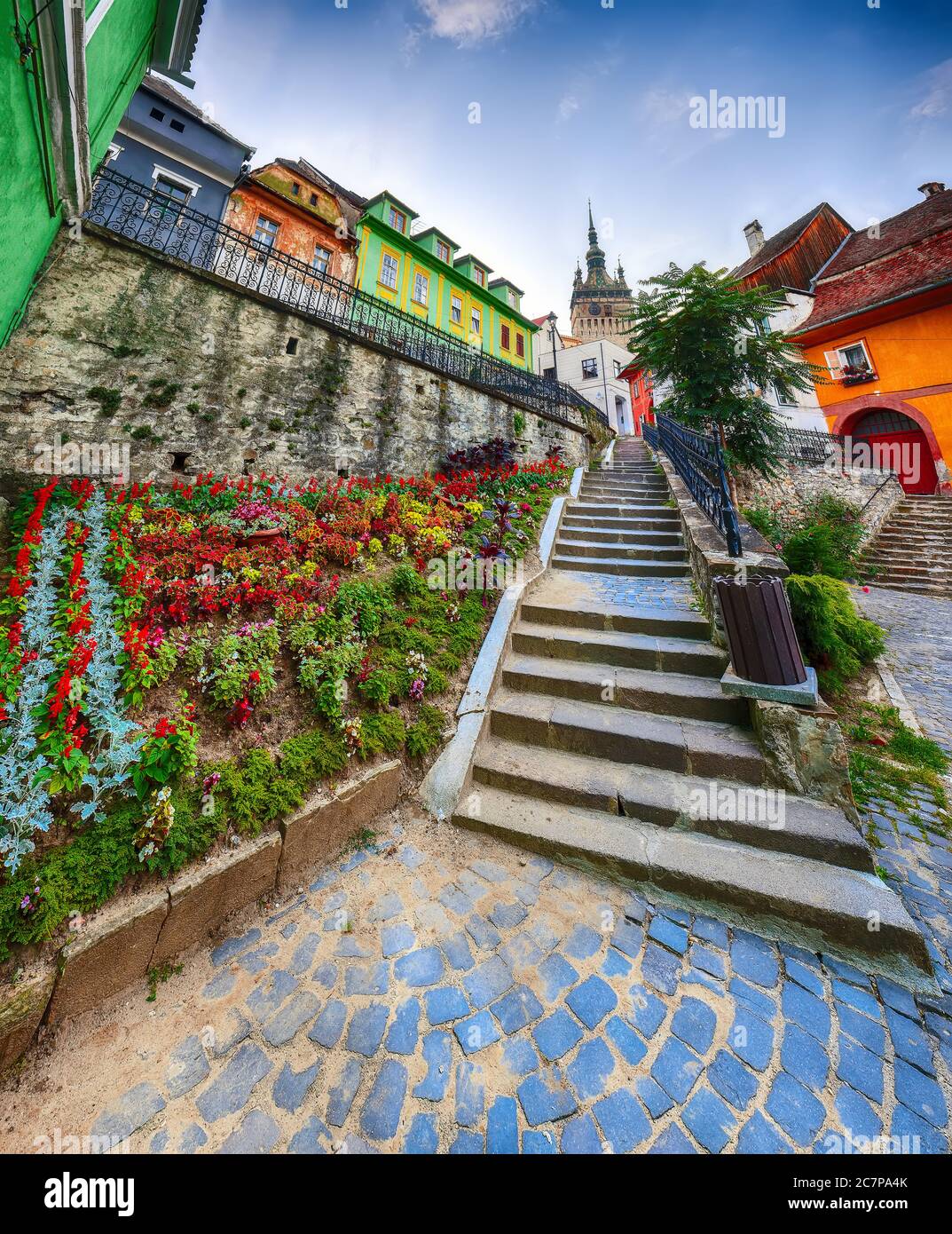 Atemberaubende Aussicht auf die mittelalterliche Stadt im Sommer. Treppe führt zur Stadt Sighisoara und Uhrturm von Sachsen, Siebenbürgen, Rumänien, Europa gebaut Stockfoto