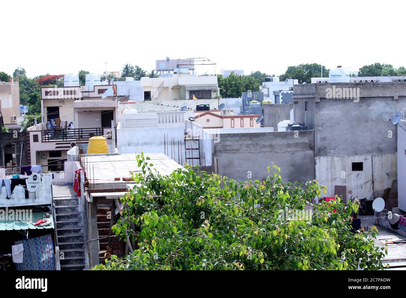 Wohngebäude und Häuser in der Stadt, indische Straße Himmel Hintergrund mit altem Haus und Natur in Indore, Indien-juli 2020 Stockfoto