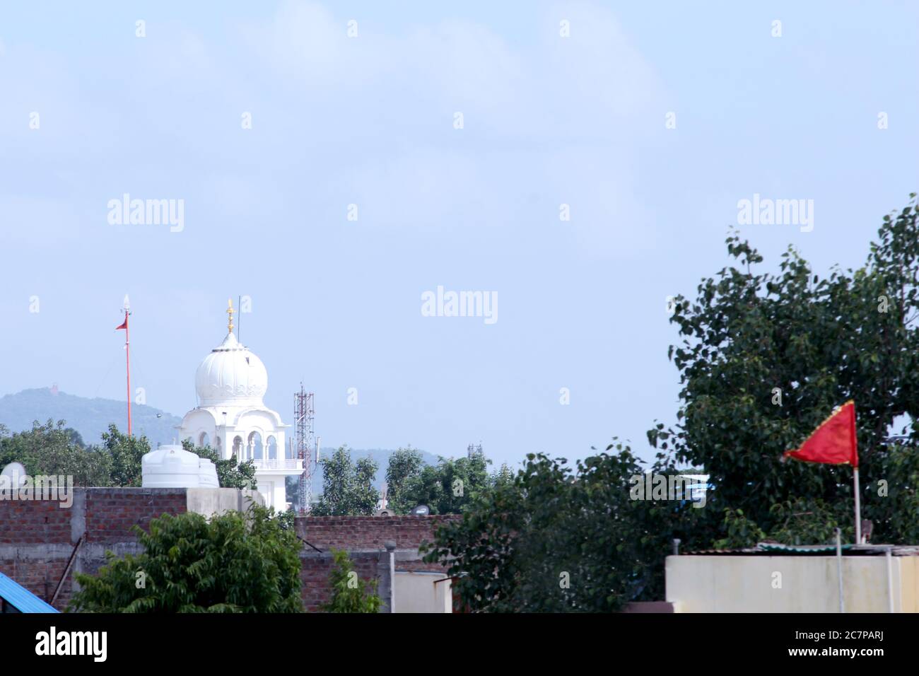 Gurudwara oder Tempel der Sikhs in der Stadt, indische Straße Hintergrund mit altem Haus und Natur in Indore, Indien-juli 2020 Stockfoto