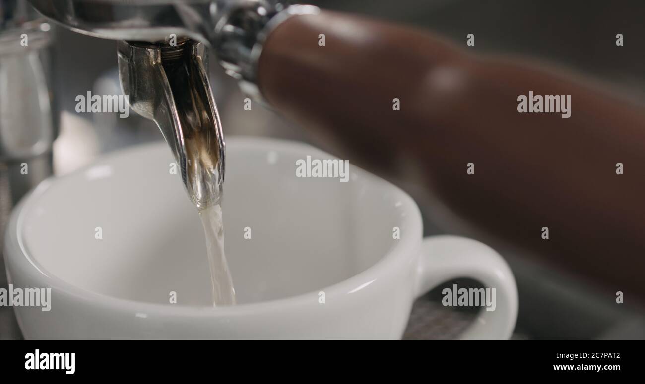 Spülen Sie die Kaffeemaschine aus, und wärmen Sie die Tasse auf, bevor Sie den Espresso gießen Stockfoto