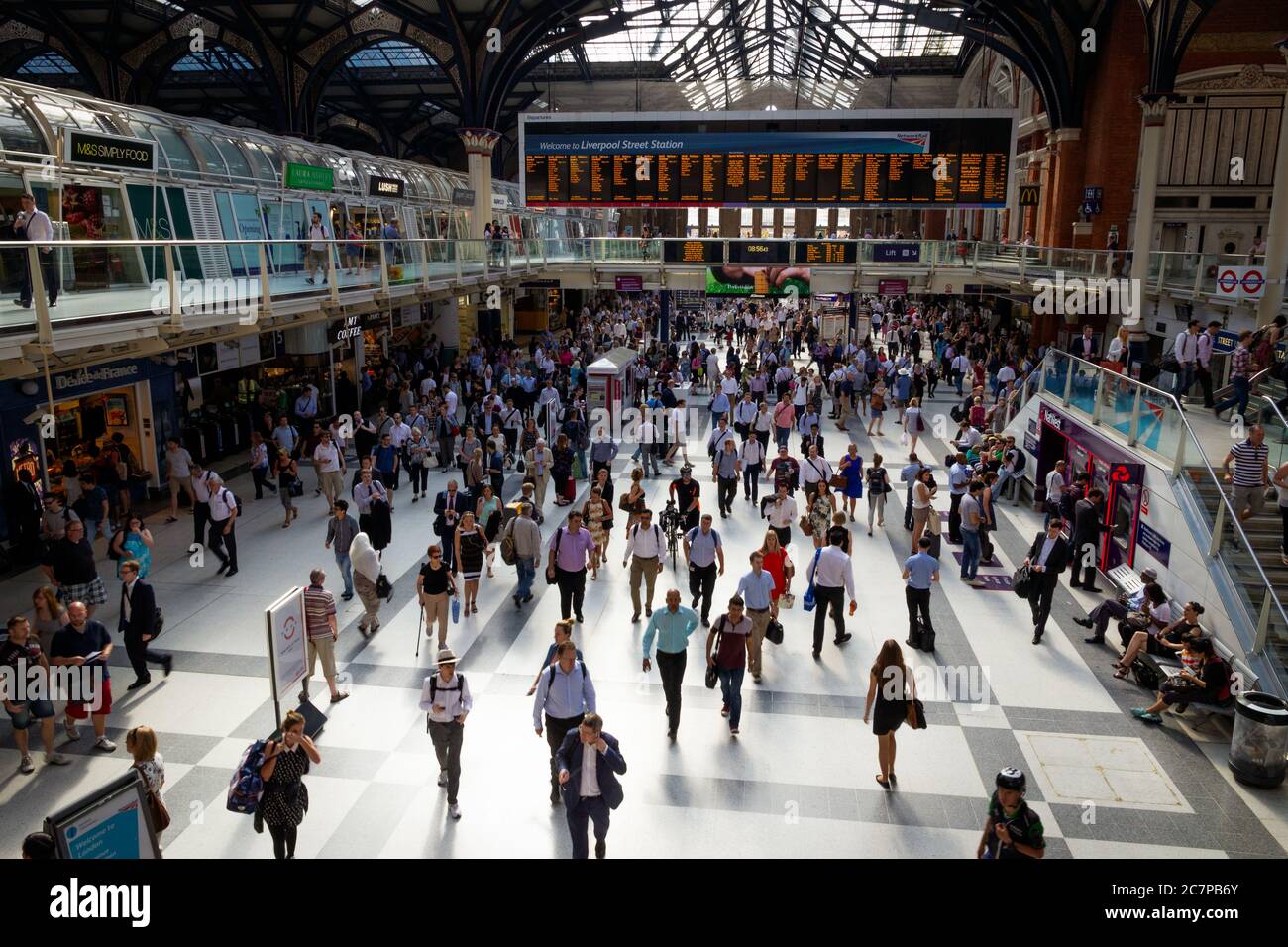 London, UK - 1. JULI 2015 : London Liverpool Street Station während der Hauptverkehrszeit. Stockfoto