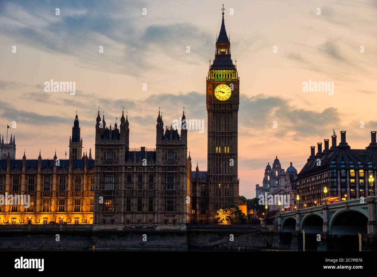 Blick auf den Big Ben und den Palace of Westminster in London bei Sonnenuntergang. Stockfoto
