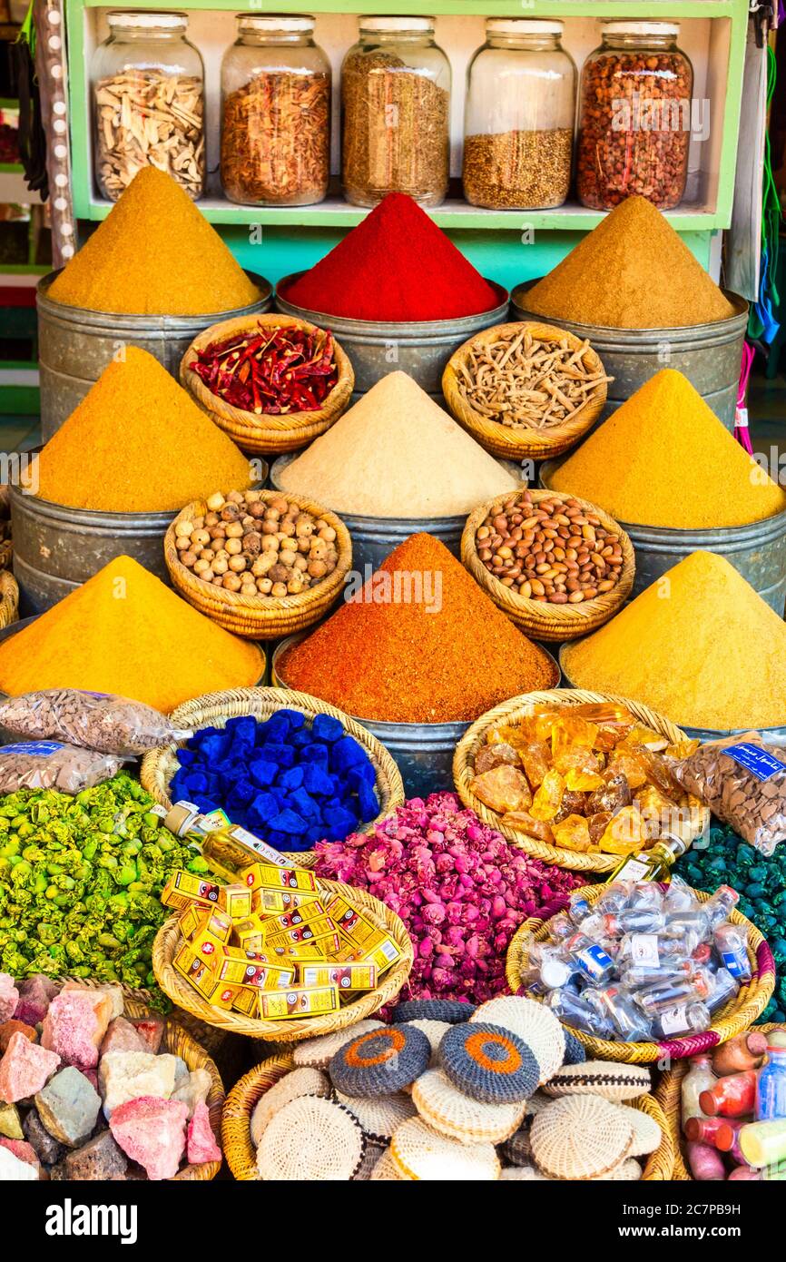 MARRAKESCH, MAROKKO - APR 29, 2016: Kräuter und Gewürze in einem Geschäft in den Souks von Marrakesch, Marokko verkauft Stockfoto