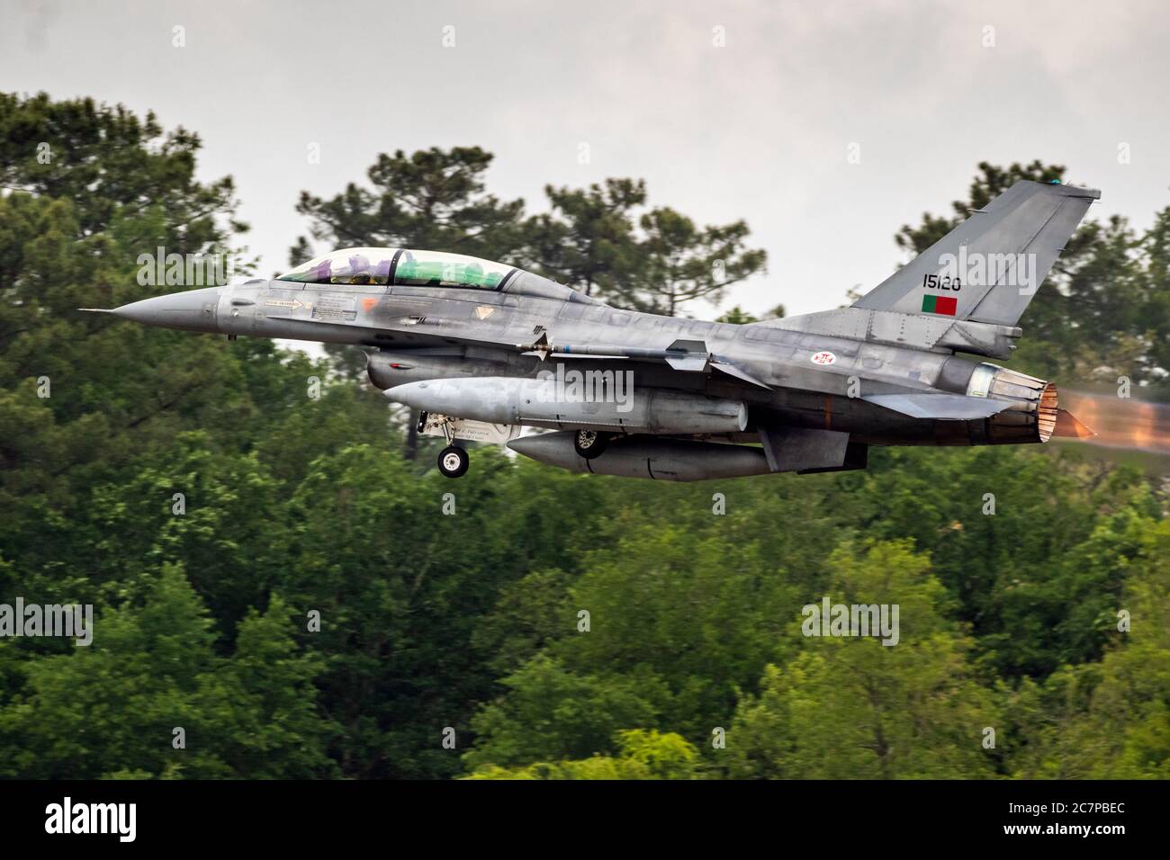 MONT-DE-MARSAN, FRANKREICH - 17. MAI 2019: Der F-16-Kampfjet der portugiesischen Luftwaffe nimmt während der NATO T mit Nachbrenner vom Flugplatz Mont-de-Marsan ab Stockfoto