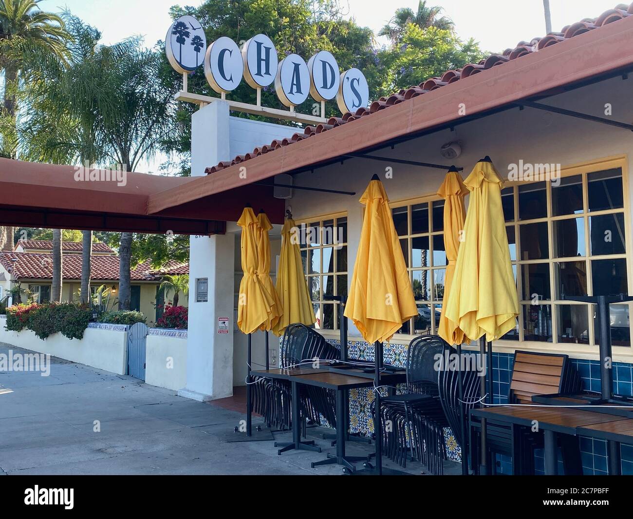 Santa Barbara, Kalifornien, USA. Juli 2020. Sechs Wochen nachdem der Name des Sambo wegen historisch rassistischer Konnotationen in Kontroversen ausbrach, hat der Restaurantbesitzer Chad Stevens in Santa Barbara nach 63 Jahren einen neuen Namen angekündigt: Sambo's ist jetzt Tschad's. Sambos war eine Kette, die vor 100 Jahren begann. Sambos wurde im Juni 1957 als erste der landesweiten Kette der Sambo eröffnet. Die Besitzer sagen, dass der Name des Sambo eine Kombination von Namen der Eigentümer war, Sam Battistone Sr. Und Newell Bo Bohnet.der derzeitige Besitzer Chad Stevens ist der Enkel von Battistone. Quelle: Amy Katz/ZUMA Wire/Alamy Live News Stockfoto