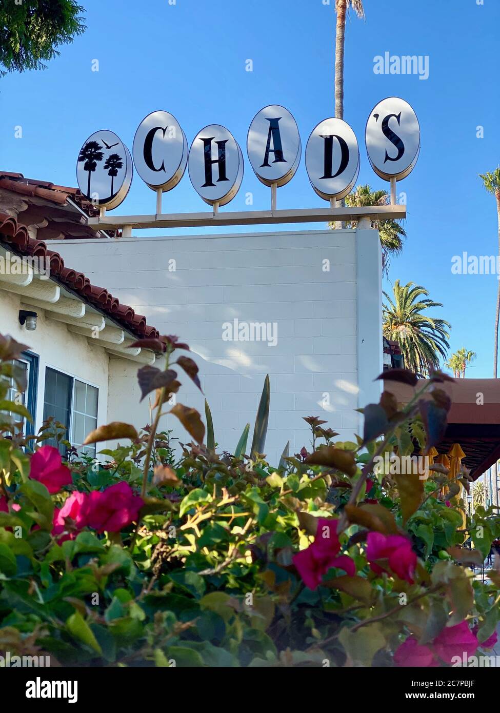 Santa Barbara, Kalifornien, USA. Juli 2020. Sechs Wochen nachdem der Name des Sambo wegen historisch rassistischer Konnotationen in Kontroversen ausbrach, hat der Restaurantbesitzer Chad Stevens in Santa Barbara nach 63 Jahren einen neuen Namen angekündigt: Sambo's ist jetzt Tschad's. Sambos war eine Kette, die vor 100 Jahren begann. Sambos wurde im Juni 1957 als erste der landesweiten Kette der Sambo eröffnet. Die Besitzer sagen, dass der Name des Sambo eine Kombination von Namen der Eigentümer war, Sam Battistone Sr. Und Newell Bo Bohnet.der derzeitige Besitzer Chad Stevens ist der Enkel von Battistone. Quelle: Amy Katz/ZUMA Wire/Alamy Live News Stockfoto