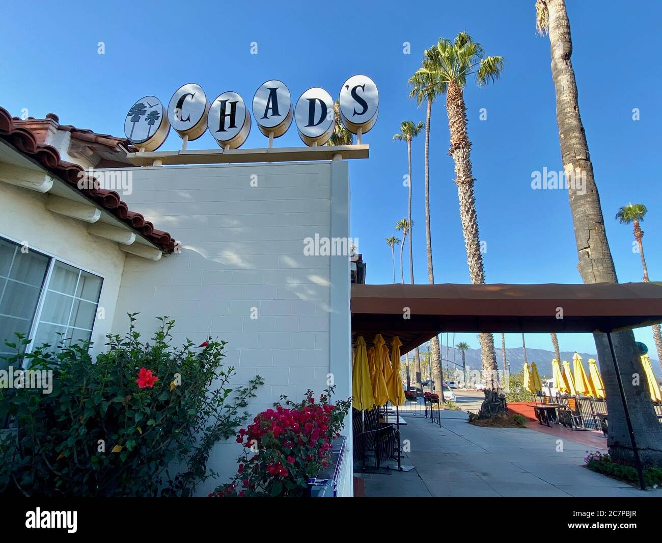 Santa Barbara, Kalifornien, USA. Juli 2020. Sechs Wochen nachdem der Name des Sambo wegen historisch rassistischer Konnotationen in Kontroversen ausbrach, hat der Restaurantbesitzer Chad Stevens in Santa Barbara nach 63 Jahren einen neuen Namen angekündigt: Sambo's ist jetzt Tschad's. Sambos war eine Kette, die vor 100 Jahren begann. Sambos wurde im Juni 1957 als erste der landesweiten Kette der Sambo eröffnet. Die Besitzer sagen, dass der Name des Sambo eine Kombination von Namen der Eigentümer war, Sam Battistone Sr. Und Newell Bo Bohnet.der derzeitige Besitzer Chad Stevens ist der Enkel von Battistone. Quelle: Amy Katz/ZUMA Wire/Alamy Live News Stockfoto