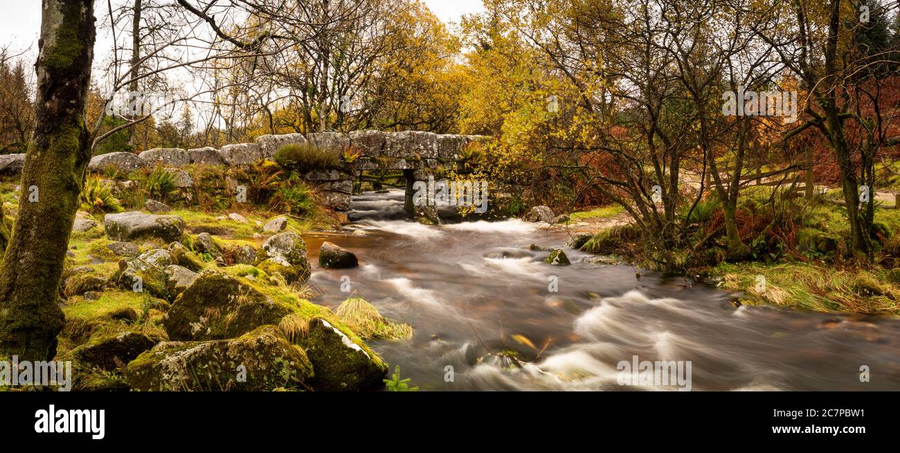 Leather Tor Bridge über den Riddipitt Stream im Dartmoor National Park Stockfoto