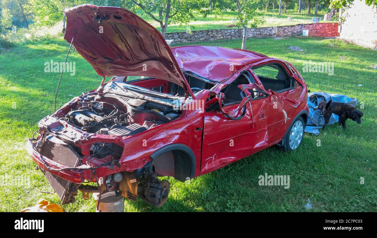 Red Car Crash Hintergrund.Red Autounfall zerbrach und zerknittert Stockfoto