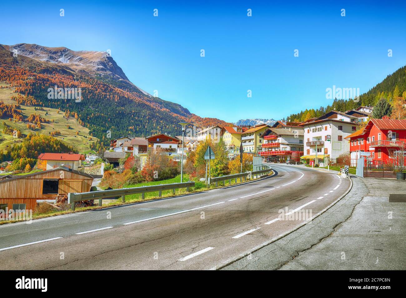 Helle Herbstansicht von San Valentino Dorf und Muta See (Haidersee) . Lage: Lago della Muta oder Haidersee, Provinz Südtirol, Region Trentino- Stockfoto