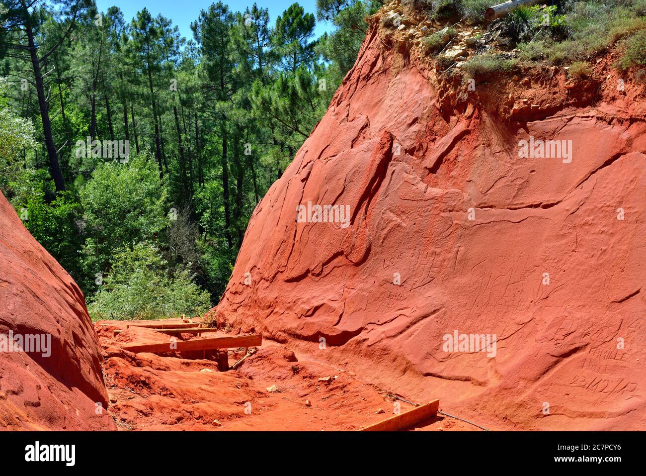 Beliebte Trekking-Route in der Schaltung in der provenzalischen Colorado, einst ockerfarbenen Steinbrüchen und jetzt eine seltsame Landschaft von fantastischen Formen und lebendigen Farben Stockfoto