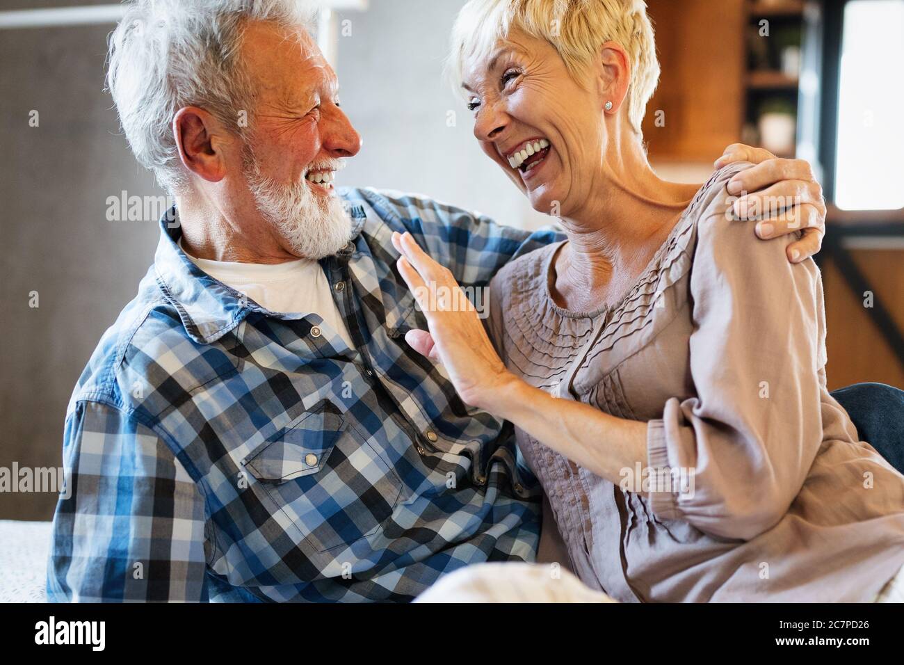 Gerne älteres Paar in Liebe umarmen und Verklebung mit Emotionen zu Hause Stockfoto