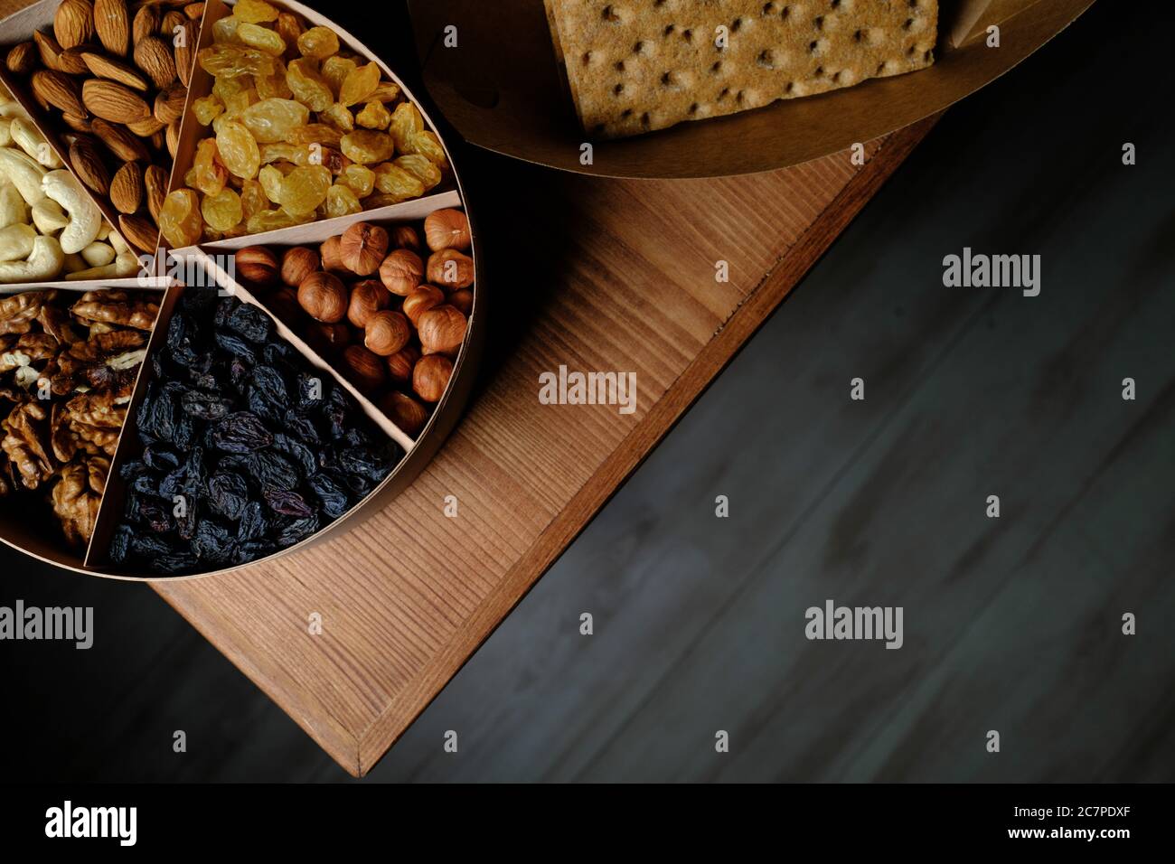 Draufsicht Set von gesunden Nüssen in einer Schüssel. Teller besteht aus gesunden Cashew, Almont und Walnusskernen Stockfoto