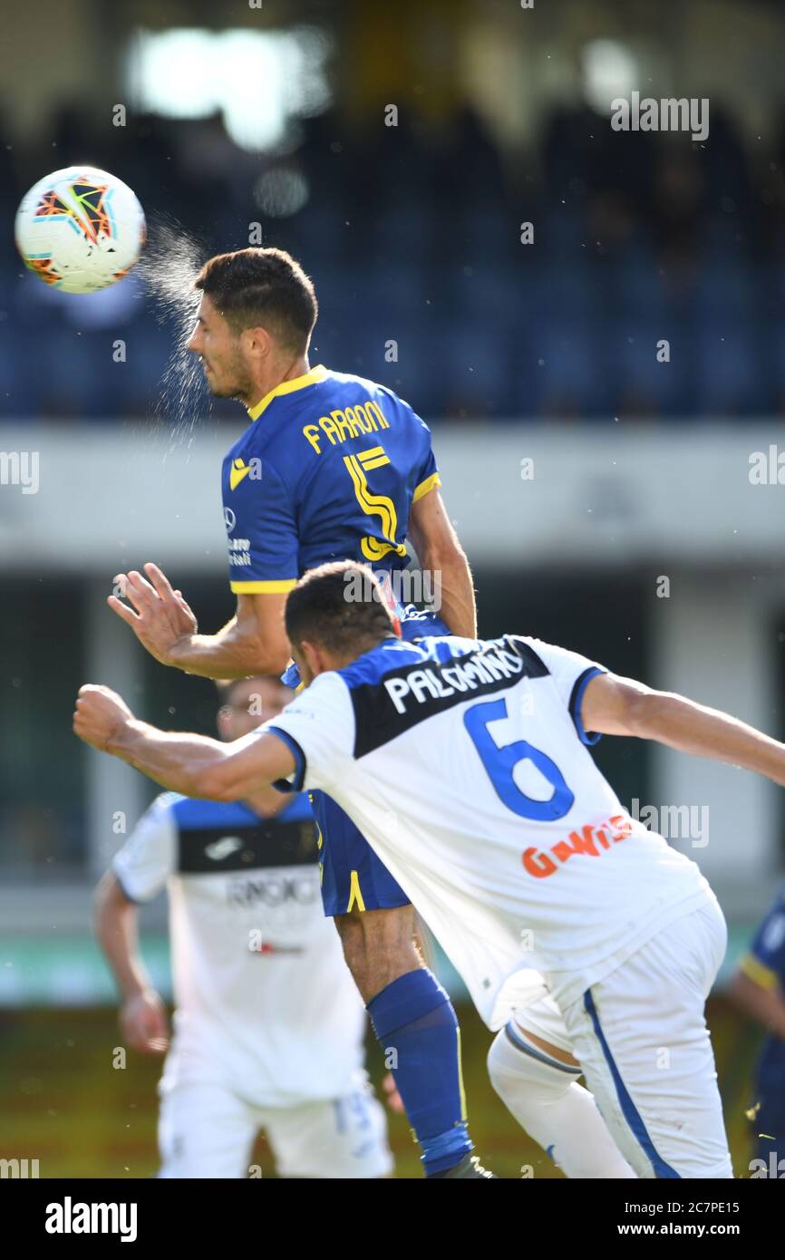 Davide Faraoni (Hellas Verona)Jose Luis Palomino (Atalanta) während des italienischen 'Serie A'-Matches zwischen Hellas Verona 1-1 Atalanta im Marc Antonio Bentegodi-Stadion am 18. Juli 2020 in Verona, Italien. Quelle: Maurizio Borsari/AFLO/Alamy Live News Stockfoto