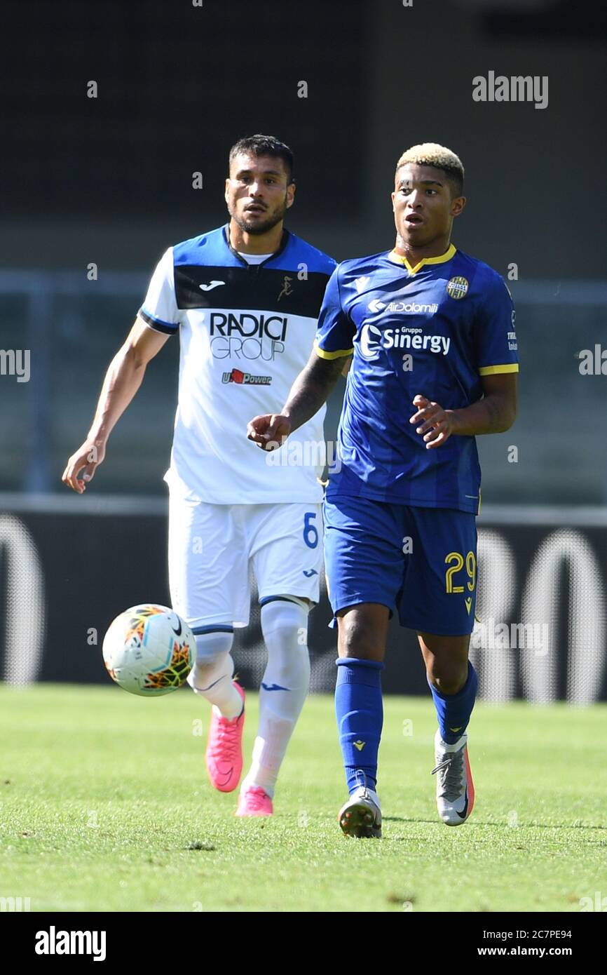 Eddie Salcedo (Hellas Verona)Jose Luis Palomino (Atalanta) während des italienischen 'Serie A'-Matches zwischen Hellas Verona 1-1 Atalanta im Marc Antonio Bentegodi-Stadion am 18. Juli 2020 in Verona, Italien. (Foto von Maurizio Borsari/AFLO) Stockfoto