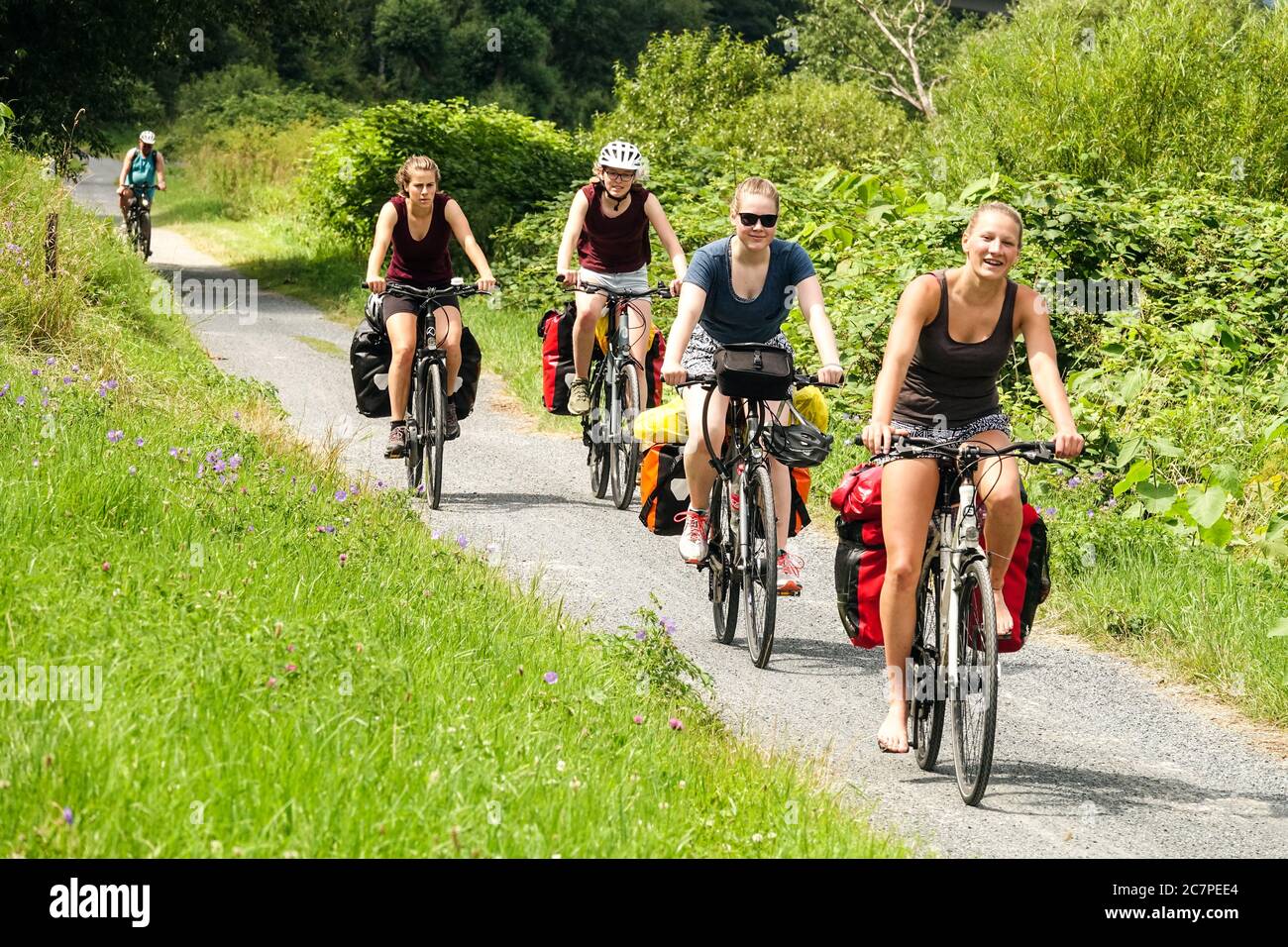 Frauen genießen Urlaub Fahrrad fahren auf dem Radweg Europa, die Straße auf Elberadweg Sachsen Radfahren Deutschland Urlaub Frauen Fahrrad zusammen reiten Stockfoto