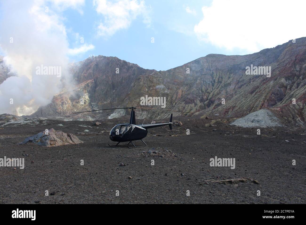 Helikopter in die Caldera des Vulkans White Island, Bay of Plenty, Neuseeland Stockfoto