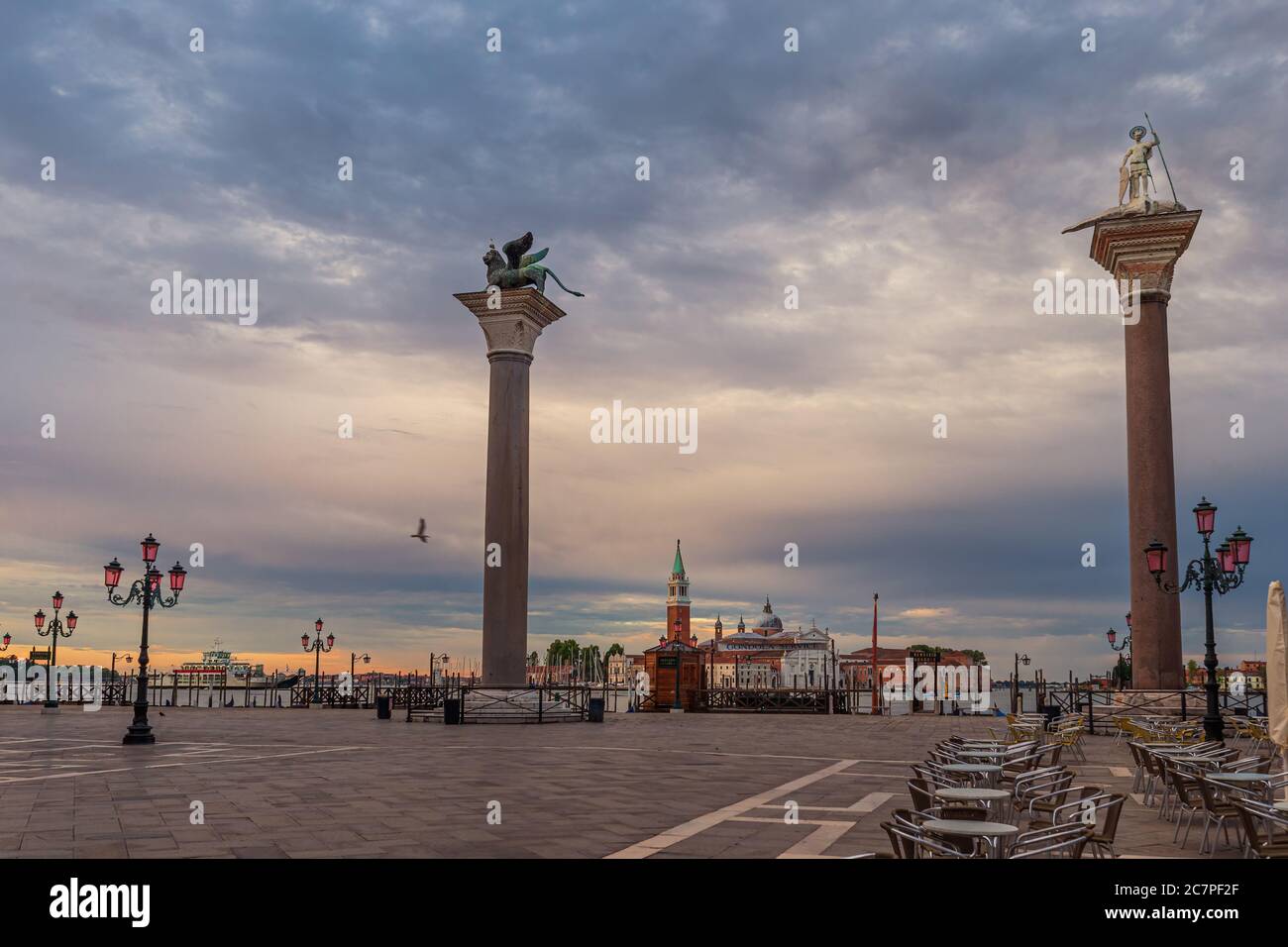 Schöne Aussicht auf die Markussäule auf dem Markusplatz in Venedig, Italien Stockfoto