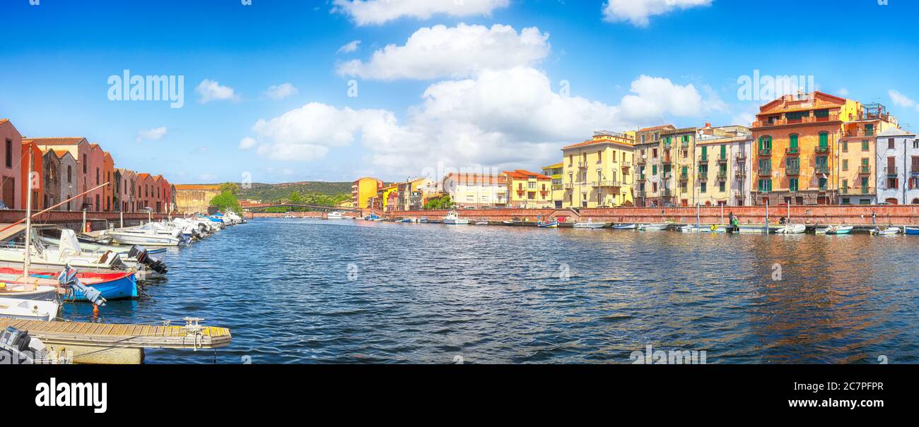 Fantastische Stadtlandschaft von Bosa Stadt am Temo Fluss. Flussufer mit typisch bunten italienischen Häusern. Lage: Bosa Stadt, Provinz Oristano, Ita Stockfoto