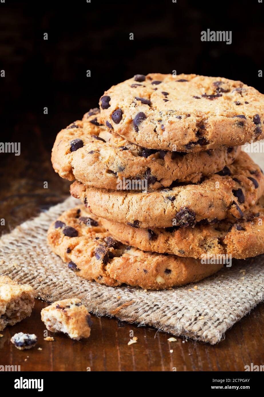 Chocolate Chip Cookies auf alten Holztisch Stockfoto