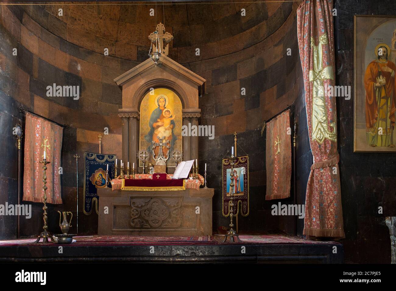 Touristen und Besucher werden Führungen durch das Innere von St. Astvatsatsin in Khor Virap gegeben, während Priester über ihre tägliche Arbeit gehen. Armenien Stockfoto