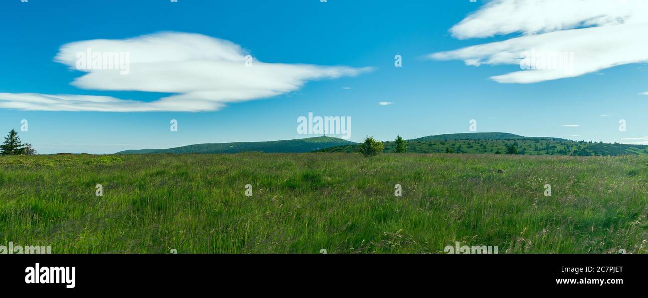 Jeseniky Berge mit dem höchsten Praded Hügel von Jeleni hrbet Hügel in Tschechien während schönen Sommermorgen Stockfoto