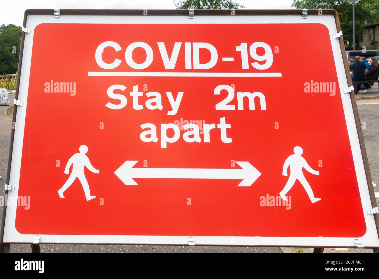 COVID-19 Aufenthalt 2m auseinander soziale Distanzierung Zeichen - Aberfoyle, Schottland, UK Stockfoto